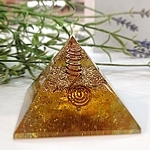 Pyramide Orgonite Dorée avvec pointe Cristal